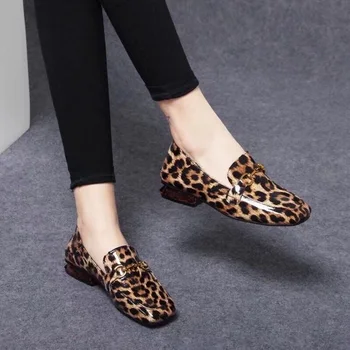 FHANCHU/новост 2023 г., женски модерен офис леопардовые обувки на нисък ток, лоферы без закопчалка, остър чорап, британски стил, директна доставка